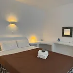 Manias Residences Fíra