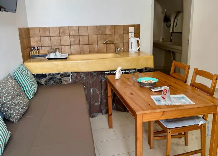 מלון דירות Manias Residences 4*