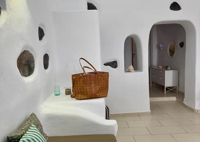 מלון דירות Manias Residences 4*